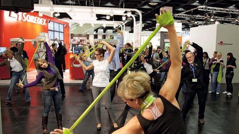 Fitness am Stand auf der Aktionsfläche am Pavillon der Deutschen Zahnärzte: Gern gesehene Kurzpause vom Messestress