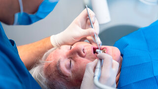 Seniorin beim Zahnarzt