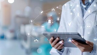 KI - Arzt hält Laptop