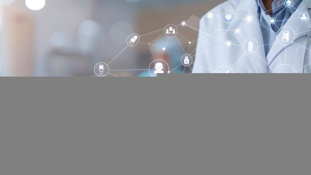 KI - Arzt hält Laptop