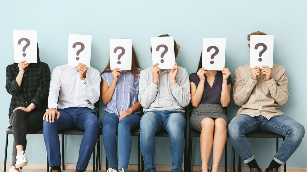 Frauen verdienen häufig weniger und sind immer noch deutlich seltener in Führungspositionen. Eine Ursache für die Benachteiligung wird den Einstellungsverfahren zugeschrieben. Doch wie diese Studie zeigt, kann es nicht nur bei Frauen zu Diskriminierung