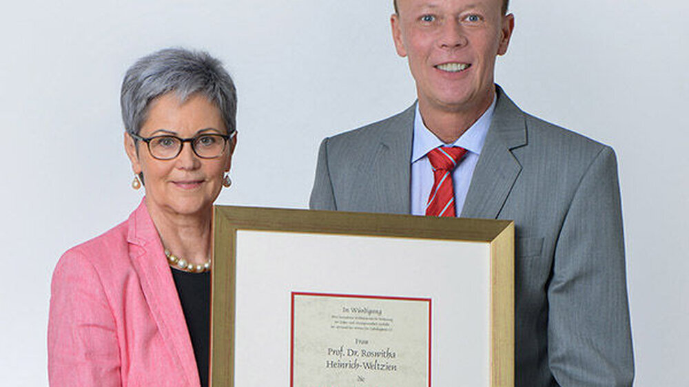 Dr. Matthias Lehr vom Verein für Zahnhygiene e.V. (r.) verleiht Prof. Roswitha Heinrich-Weltzien die Tholuck-Medaille 2017.