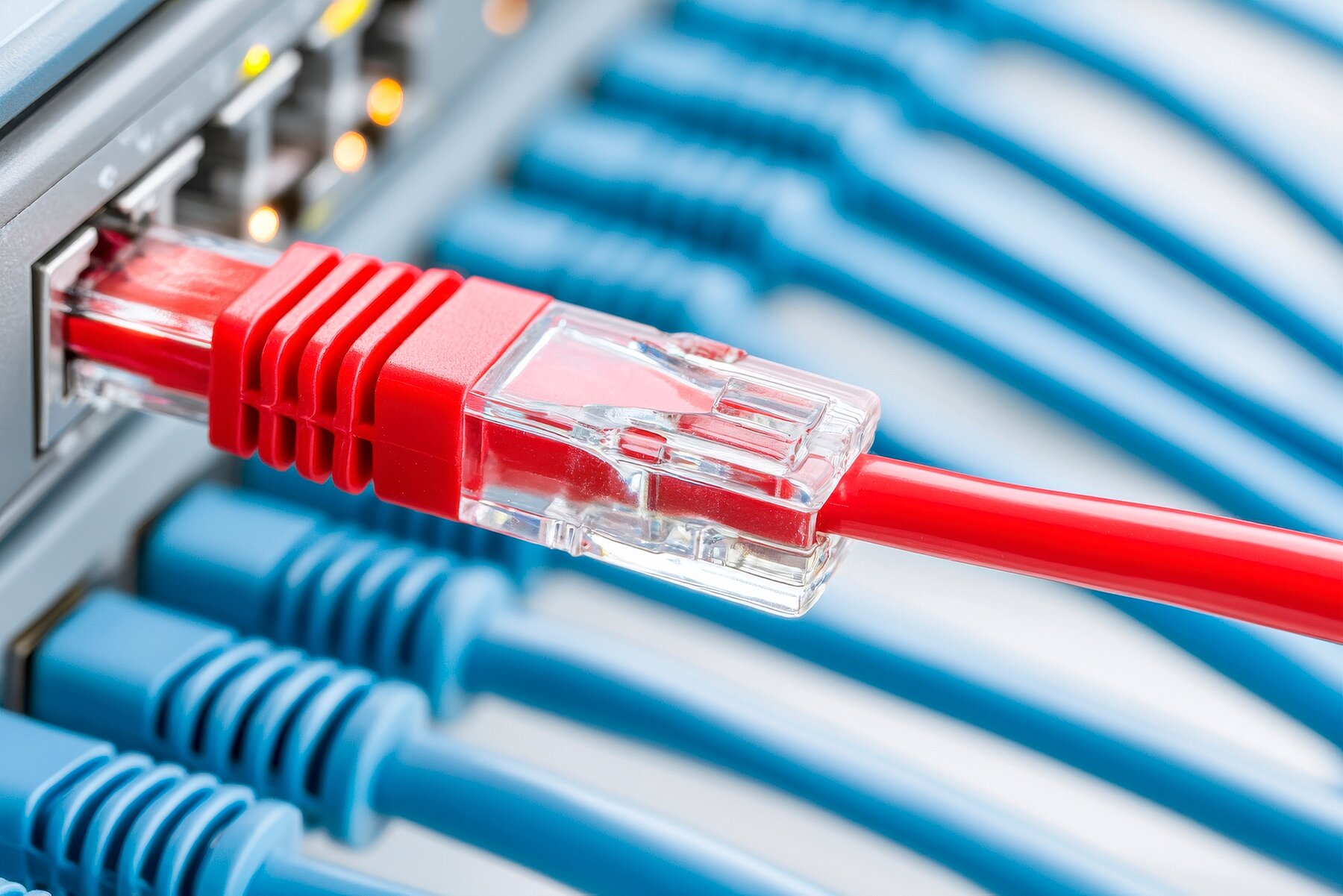 Rotes LAN-Kabel zur Datenübertragen in der TI über den Konnektor. Rotes LAN-Kabel zur Datenübertragen in der TI über den Konnektor.