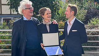An Rande der Fortbildungstage wurde der Deutsche Millerpreis 2026 verliehen. Das Foto zeigt Prof. em. Dr. Dietmar Kubein-Meesenburg (l.) mit den Preisträgern Priv.-Doz. Dr. Eva Paddenberg-Schubert und Dr. Sebastian Krohn.