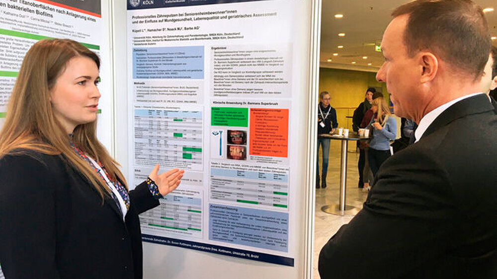 Lydia Küpeli stellt Prof. Dr. Roland Frankenberger, Marburg, die Studie ihrer Arbeitsgruppe vor.
