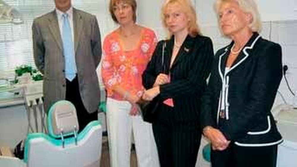 Besuch in der MUT-Praxis zum Anlass der Apollonia-Preisverleihung an ZÄ Kirsten Falk (2.v.re.). Dr. Dieckhoff, Präsident ZÄKWL, Dr. Lösser sowie die 1. Bürgermeisterin Karin Reismann aus Münster machen sich ein Bild von dem tadellosen Zustand der Pr