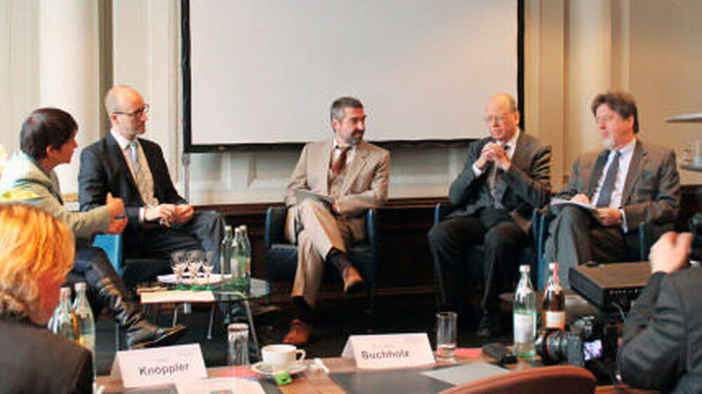 Das Podium diskutierte über die Sicherheit von Patientendaten (v.l.n.r.): Moderatorin Dr. Ursula Weidenfeld, Karsten Knöppler (AOK-Bundesverband), Thomas Maus (Security Spezialist), Prof. Paul Unschuld (Charité Berlin), Dr. Günther E. Buchholz (KZBV-V Das Podium diskutierte über die Sicherheit von Patientendaten (v.l.n.r.): Moderatorin Dr. Ursula Weidenfeld, Karsten Knöppler (AOK-Bundesverband), Thomas Maus (Security Spezialist), Prof. Paul Unschuld (Charité Berlin), Dr. Günther E. Buchholz (KZBV-Vorstand). |