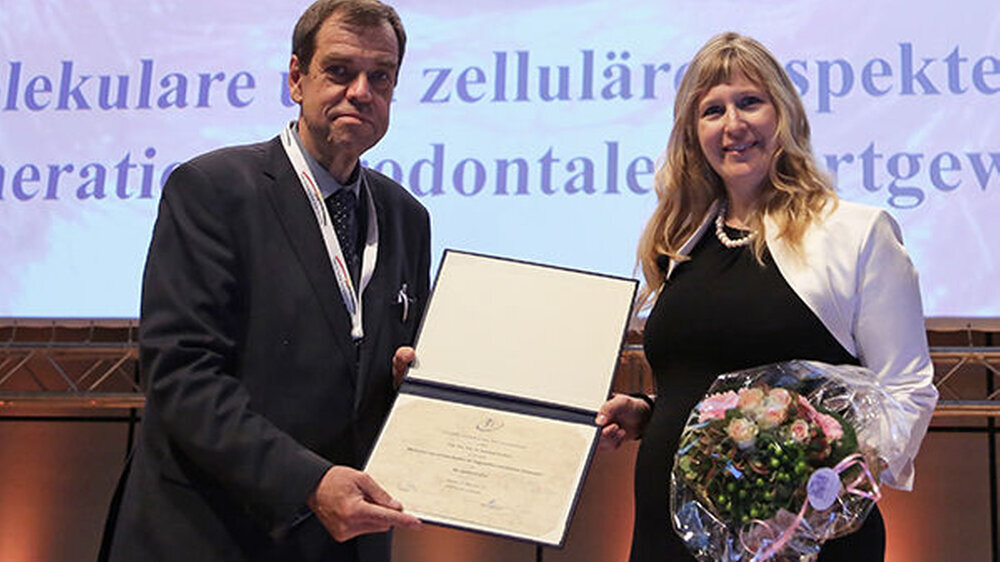 DGZMK-Präsident Prof. Dr. Michael Walter überreicht Priv.-Doz. Dr. Susanne Proksch auf dem Zahnärztetag in Frankfurt am Main den Millerpreis.