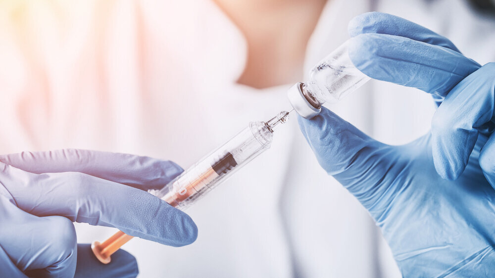 Repräsentative Stichproben aus England zeigen aktuell, dass es bei Geimpften zu Impfdurchbrüchen kommt, das Erkrankungsrisiko aber nur ein Drittel so hoch ist wie bei Ungeimpften.