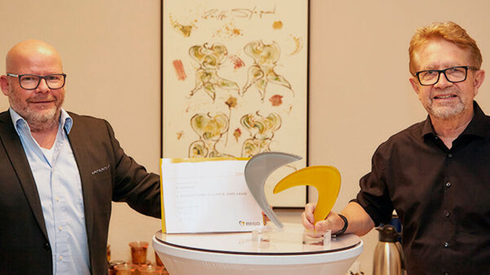 v.l.n.r. Rainer Gryzik (Key-Account Manager bei BEGO Implant Systems) und Gewinner Dr. Gerd Körner