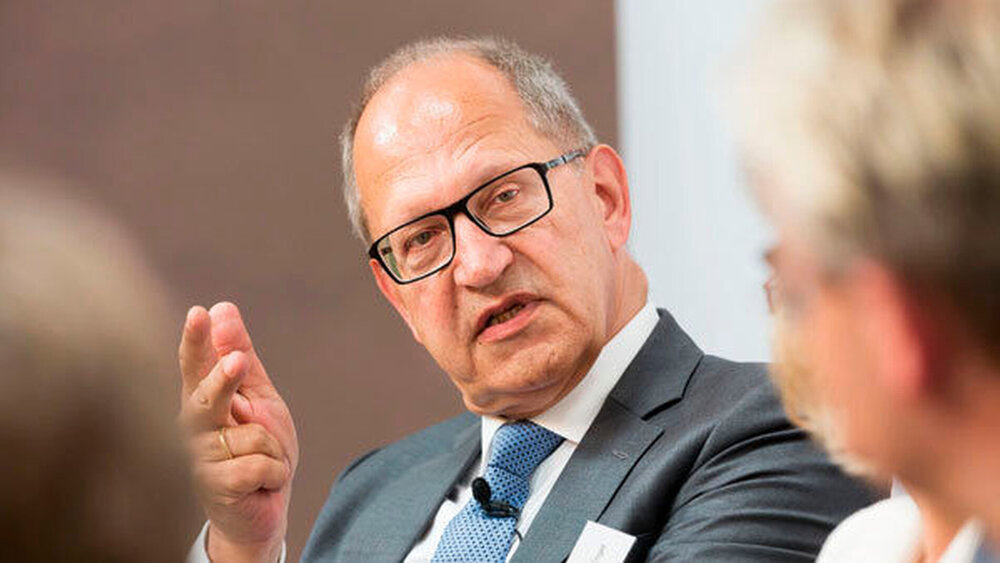 Dr. Peter Engel, Präsident der BZÄK, warnte davor, das bewährte Modell der Freiberuflichkeit unter einen wachstumspolitischen Generalverdacht\r\nzu stellen. Eine rein ökonomisierte Betrachtung von berufsrechtlicher Regulierung greife zu kurz: „Gebührenordnungen dienen nicht der Abschottung, sondern der Schutzfunktion des Patienten und der Qualitätssicherung.“ |