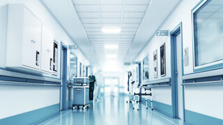 Krankenhausflur mit Zimmern