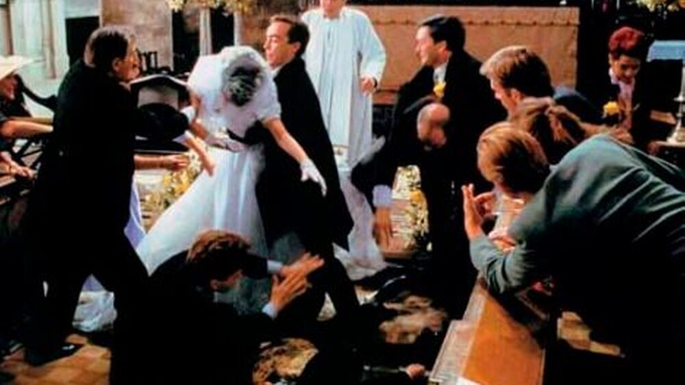 Was mach’ ich, wenn die Hochzeit platzt? Wer meint, sich für Reinfälle wie in „Vier Hochzeiten und ein Todesfall“ (im Foto: Hugh Grant, am Boden liegend) wappnen zu müssen, unterschreibt eine Police. Wer auf jeden Fall feiert, ist ohne besser dra