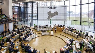 Innenansicht des Plenums im Sächsischen Landtag bei einer Sitzung im Jahr 2020.