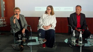 GRPG-Forum am 3. April 2025 in Berlin, (v.l.): Kordula Schulz-Asche (Grüne), Dr. Kerstin Kemmritz (ehemalige Präsidentin der Apothekerkammer Berlin) und Dr. Andreas Meusch, Beauftragter des Vorstands bei der TK.