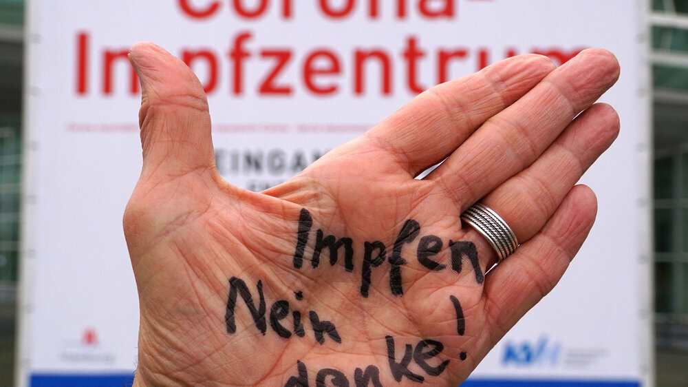 Ungeimpfte halten die Corona-Schutzmaßnahmen sehr viel seltener für sinnvoll als Ungeimpfte.
