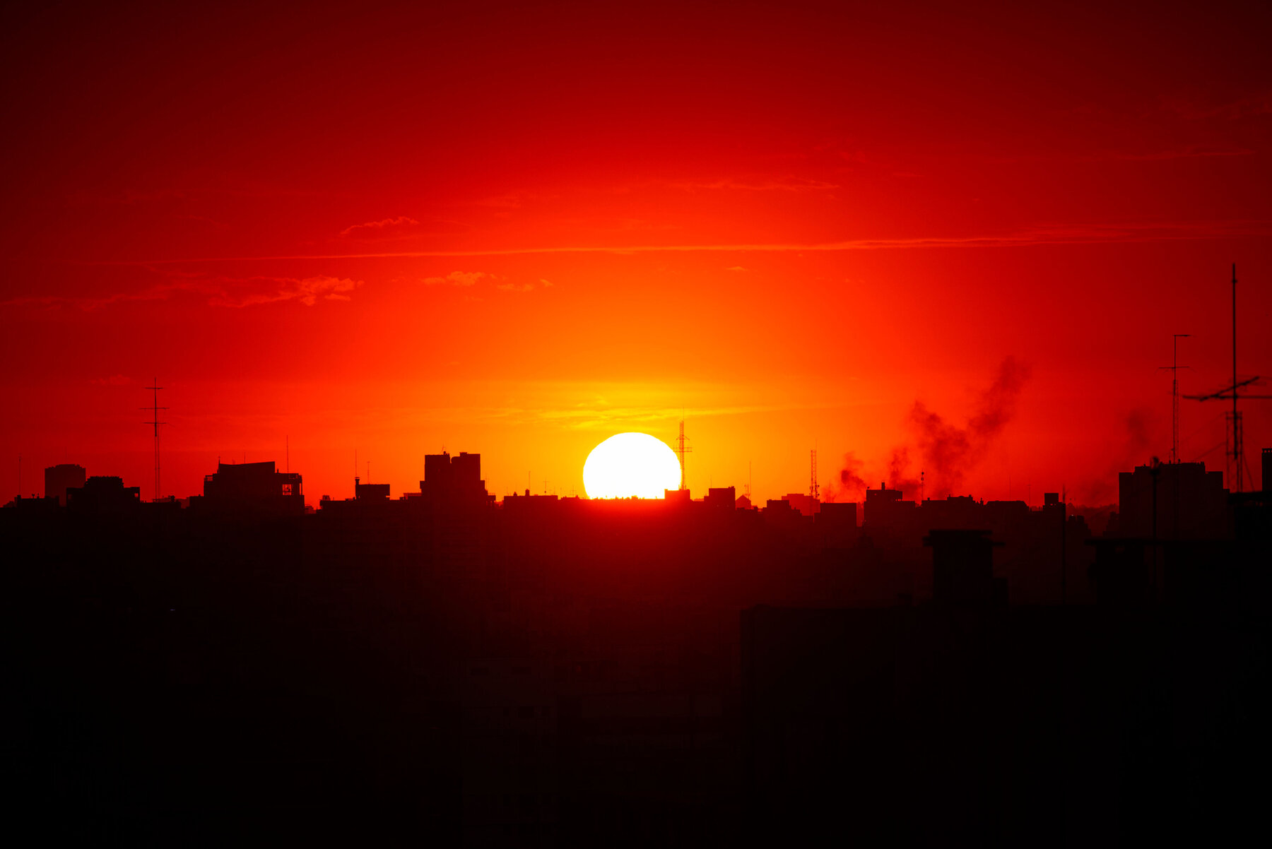 Sonnenuntergang nach einem heißen Sommertag über den Dächern von Buenos Aires, Argentinien – Symbol für die globale Erwärmung und die Hitze