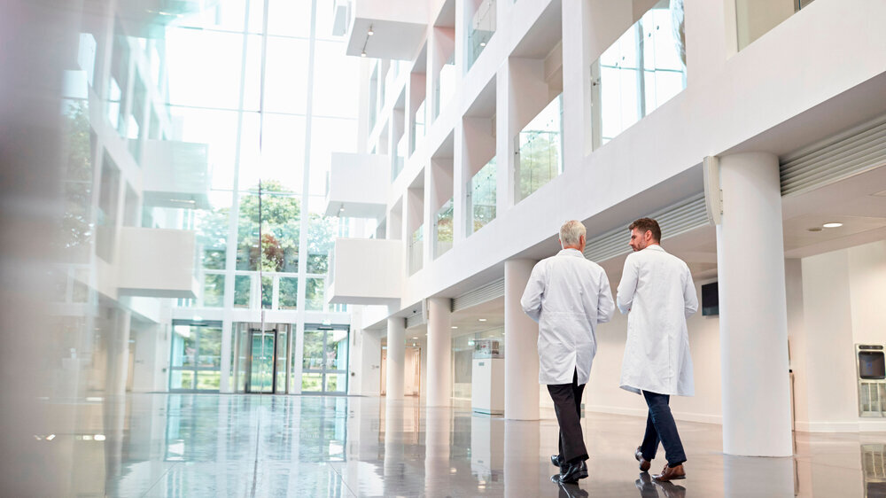 Krankenhausflur mit Ärzten