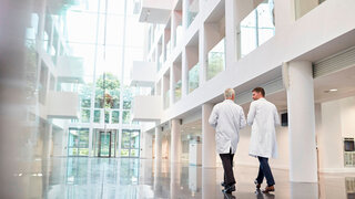 Krankenhausflur mit Ärzten
