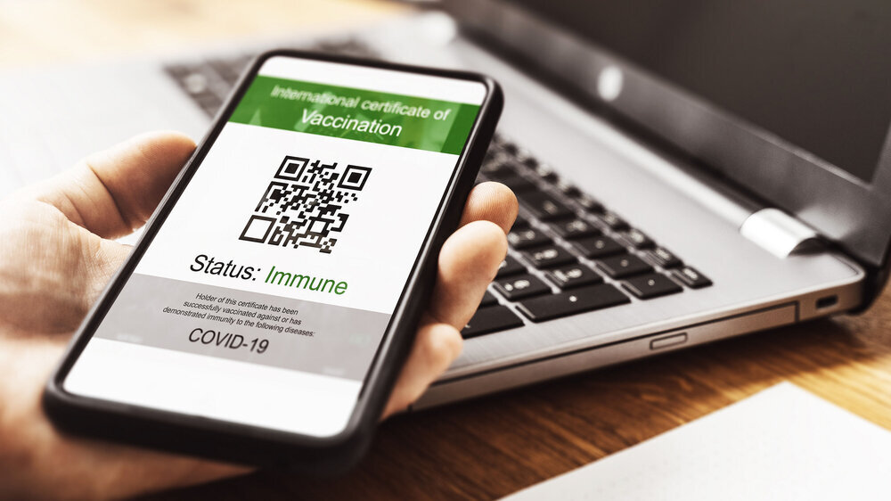 Der Impfnachweis per QR-Code werde nach und nach von den Arztpraxen und Impfzentren ausgegeben, die Apotheker würden am 14. Juni damit starten. Bürger könnten sich dann den Nachweis an den jeweiligen Stellen besorgen, erklärt der Bundesgesundheitsmini
