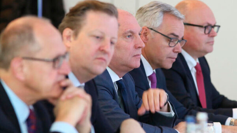 Auch die Prominenz verfolgt mit Spannung das Geschehen: BZÄK-Präsident Dr. Peter Engel (links außen) und an seiner Seite BZÄK-Geschäftsführer, Florian Lemor. Rechts daneben die Kollegen von der apoBank Peter Schlögell, Ulrich Sommer und Dr. Thomas