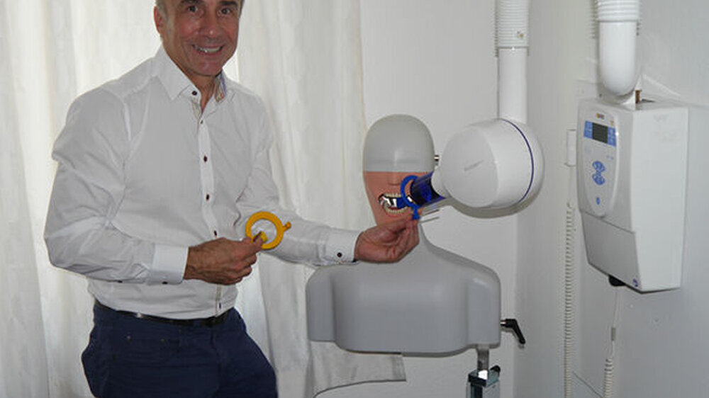 Dr. Andreas Friedrich, Vorstandsmitglied der LZKH, demonstriert die Verwendung der Röntgenhalter am Schulungsgerät der Fortbildungsakademie Zahnmedizin Hessen GmbH (FAZH).