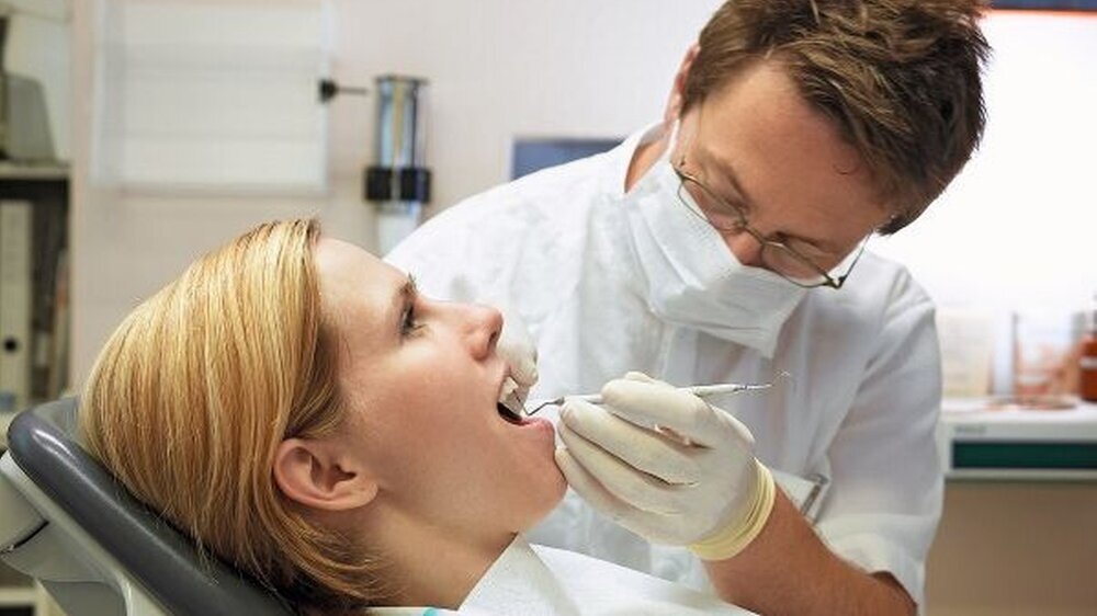 Damit die Patienten mit ihrer Behandlung zufrieden sind, halten Zahnarzte\r\nin ihren Praxen viele qualitiitssichernde Mannahmen vor.\r\n\r\n
