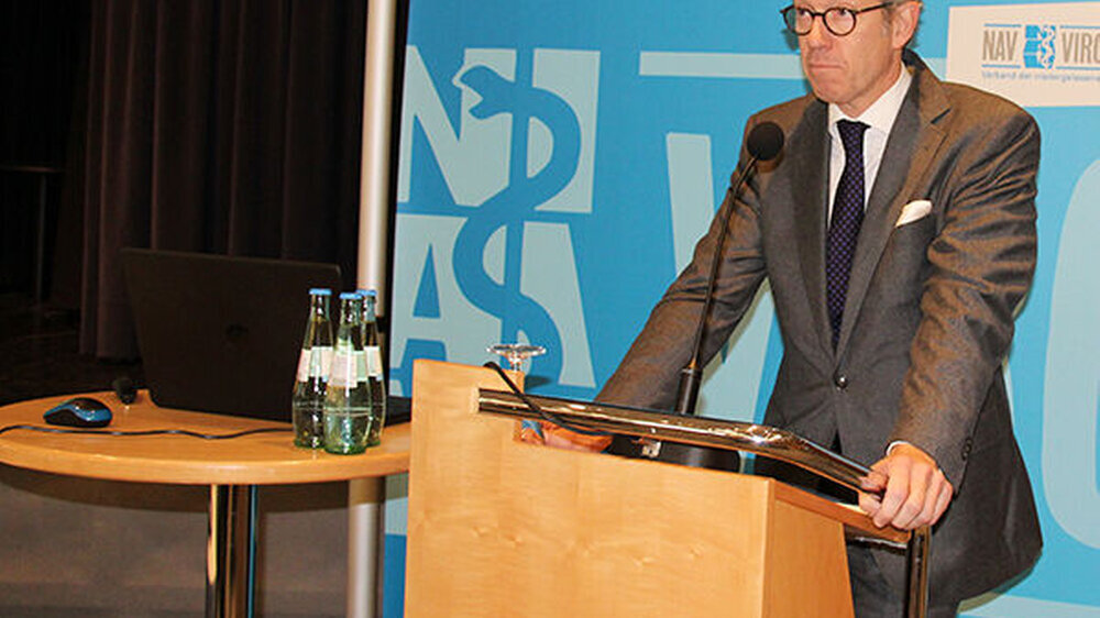 KBV-Chef Dr. Andreas Gassen forderte eine stärkere Verzahnung des ambulanten und stationären Bereichs. KVen benötigten mehr Kompetenz, viele Probleme müssten direkt vor Ort in den Regionen gelöst werden. Er sprach sich für eine Kooperation mit Kommu