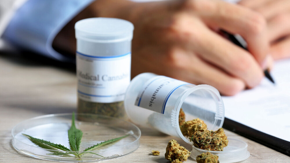 Wenn Cannabis auf Rezept verordnet wird, muss sich die Krankheit der Patienten deutlich „von durchschnittlichen Erkrankungen abheben“, entschied das Bundessozialgericht in Kassel.