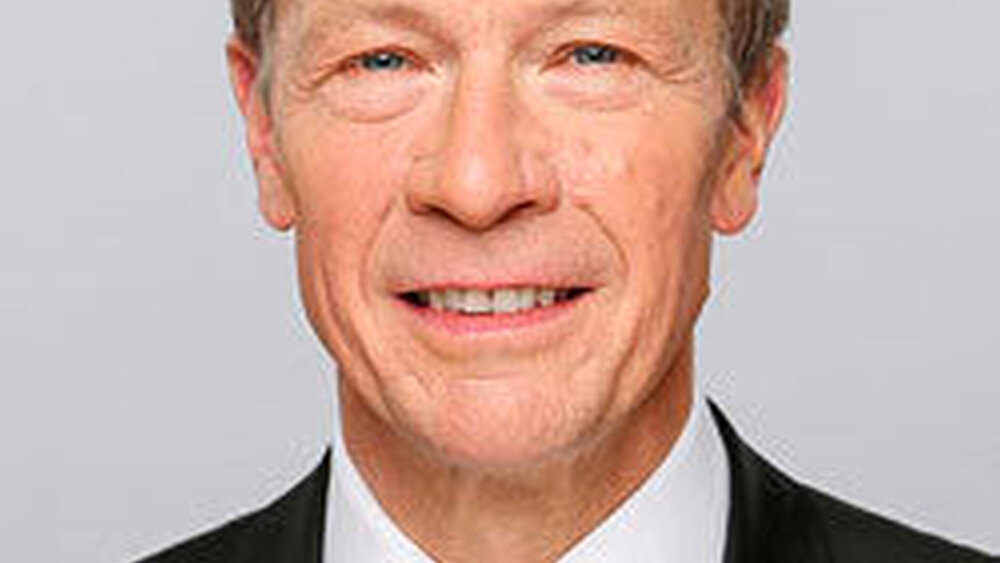 ... und Prof. Dr. Dietmar Oesterreich bestätigt sich die Wirksamkeit von Zahnseide in der Praxis jeden Tag neu. Richtig sei jedoch, dass es weiterer Studien für eine abschließende wissenschaftliche Einordnung der zahnärztlichen Praxiserfahrungen bedürfe. |