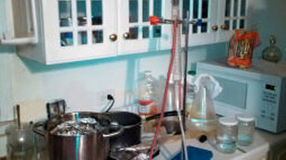 Ganz nah dran an der Realität: In dieser Küche kocht der Chemielehrer Walter White aus der US-Serie „Breaking Bad“ kiloweise Methamphetamin. | Ganz nah dran an der Realität: In dieser Küche kocht der Chemielehrer Walter White aus der US-Serie „Breaking Bad“ kiloweise Methamphetamin. |