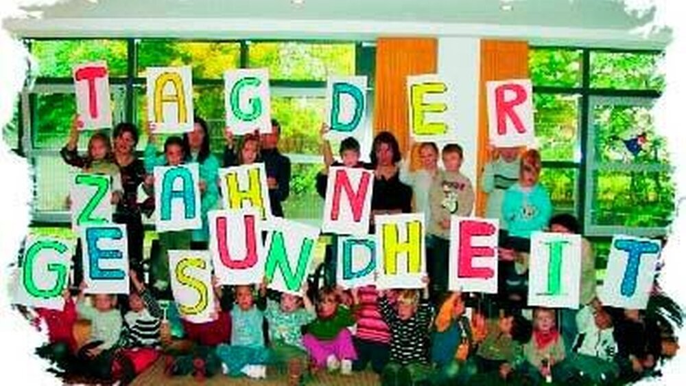 70 Kinder legten den Praxisbetrieb lahm – und genossen Prophylaxe zum Anfassen.