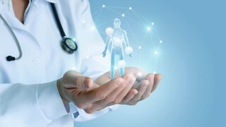 Das medizinische Personal zeigt dem Patienten die wichtigsten Symptome auf.