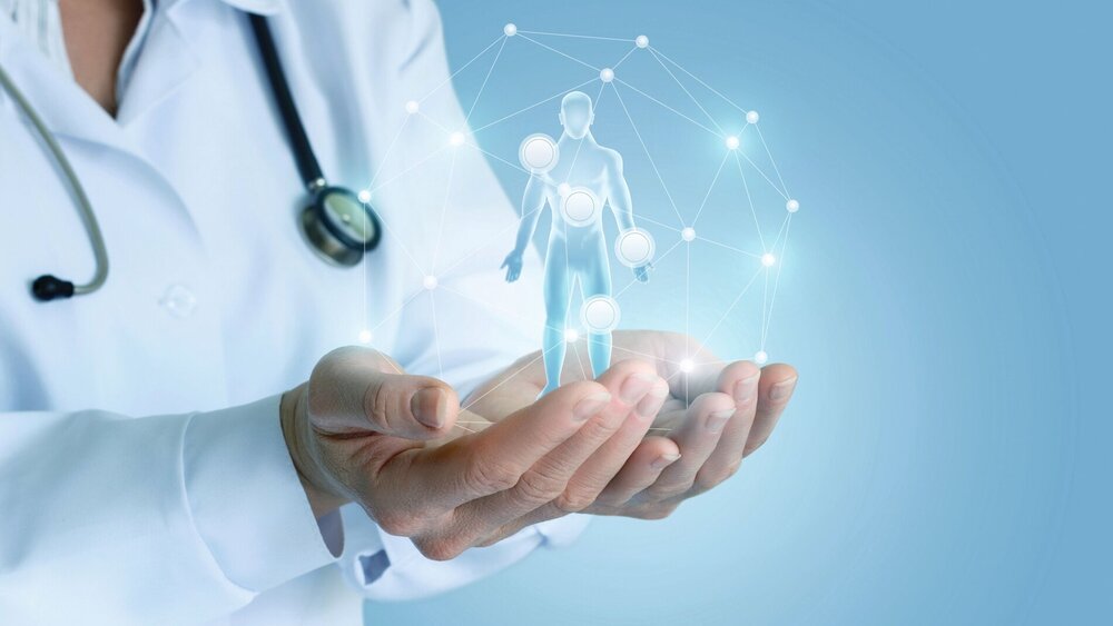 Das medizinische Personal zeigt dem Patienten die wichtigsten Symptome auf.