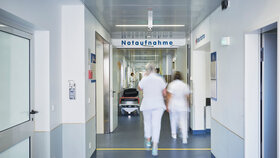 Notaufnahme Eingang Krankenhaus Krankenschwester Bett
