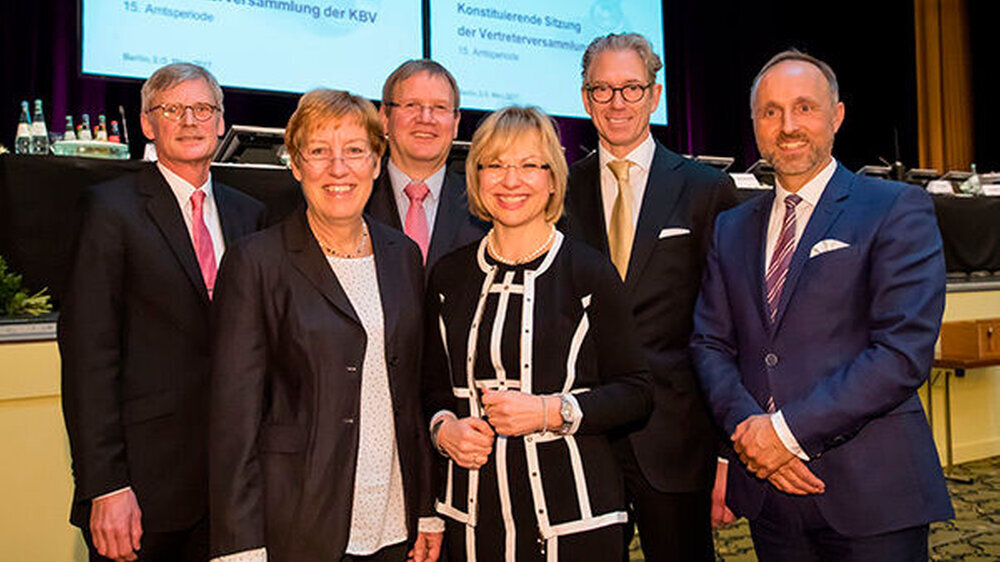 Die neue KBV-Spitze (v.l.n.r.): Dr. Thomas Kriedel (KBV-Vize). Dipl.-Psych. Barbara Lubisch (VV-Vize), Dr. Rolf Englisch (VV-Vize), Dr. Petra Reis-Berkowicz (VV-Vorsitz), Dr. Andreas Gassen (KBV-Chef) und Dr. Stephan Hofmeister (KBV-Vize).