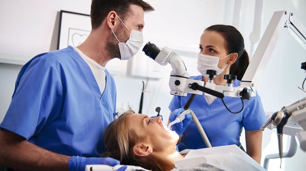 Conversation between two dentist in dentist's clinic junge Zahnärzte