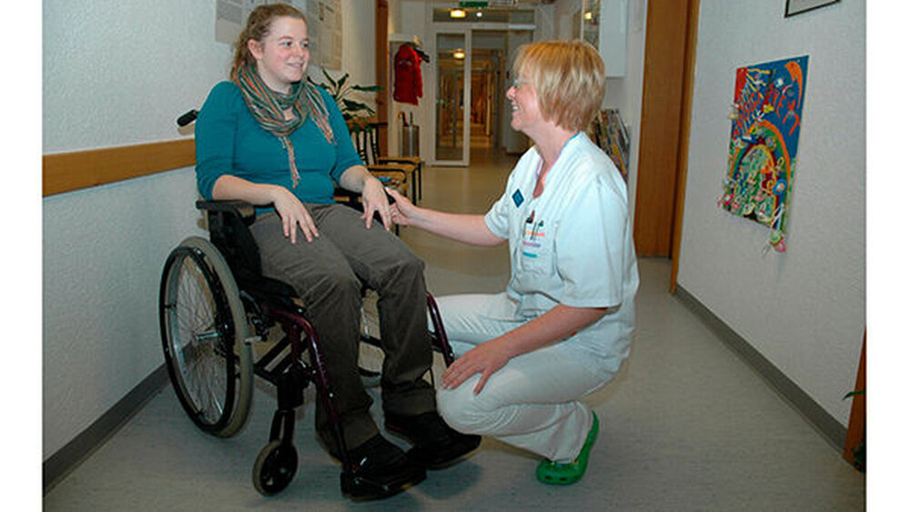 Abb.1: Im Behandlungszimmer wird Platz geschaffen für den Rollstuhl. Die Begrüßung der Patientin erfolgt auf Augenhöhe. Der Weg ins Behandlungszimmer wird vorbesprochen. Im Behandlungszimmer wird der Rollstuhl neben dem Behandlungsstuhl platziert und die Bremsen werden angezogen. Die Sitzhöhe des Behandlungsstuhls wird auf diejenige des Rollstuhls eingestellt. Dabei kommt die Sitzfläche des Behandlungsstuhls mit Vorteil etwas tiefer zu liegen. |