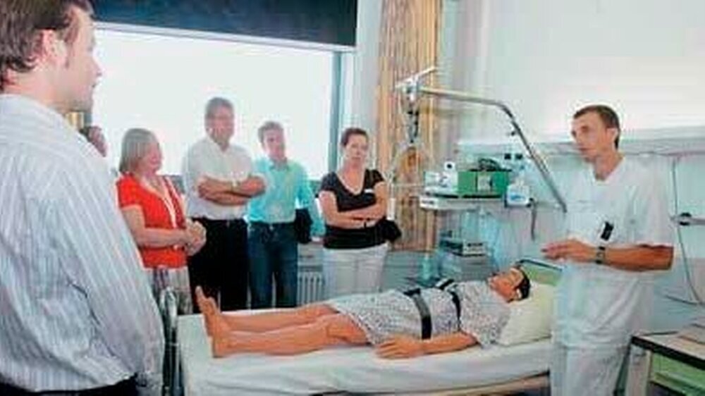 „Assistiert“ von „Dummy Nikolaus“ erklärt Prof. Sorichter Journalisten das Prinzip der Somniografie