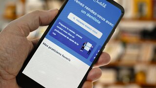 Vannes, France, 27 août 2022 : Application Doctolib sur un smartphone tenu en main en gros plan