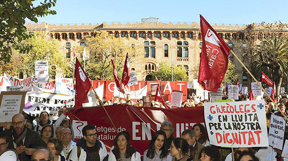 Wilde Tage in Barcelona: 75 Prozent der katalanischen Ärzte und Pfleger demonstrierten für bessere Arbeitsbedingungen. Nachdem ihnen dies die Regionalregierung zusicherte, beendeten sie den Streik am Freitag.