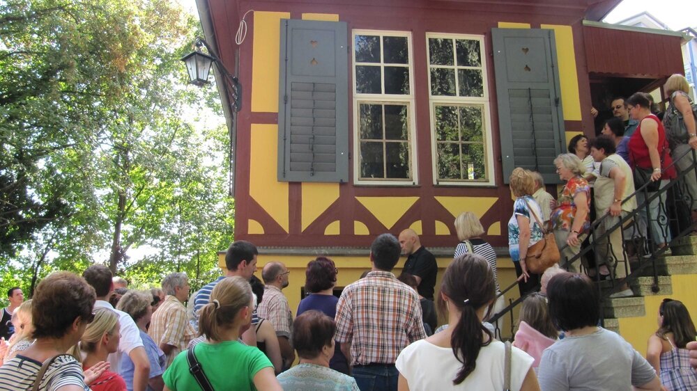 Zum Objekt gehört ein 3.000 Quadratmeter großes Gartengrundstück mit einem ebenfalls denkmalgeschützten Gartenhaus. Der 89-jährige Vorbesitzer hatte es dem Verfall preisgegeben und auch den Garten vollkommen verwildern lassen. Mittlerweile dient das Zum Objekt gehört ein 3.000 Quadratmeter großes Gartengrundstück mit einem ebenfalls denkmalgeschützten Gartenhaus. Der 89-jährige Vorbesitzer hatte es dem Verfall preisgegeben und auch den Garten vollkommen verwildern lassen. Mittlerweile dient das Gartengrundstück der Erholung nach einem "durchbohrten" Tag.