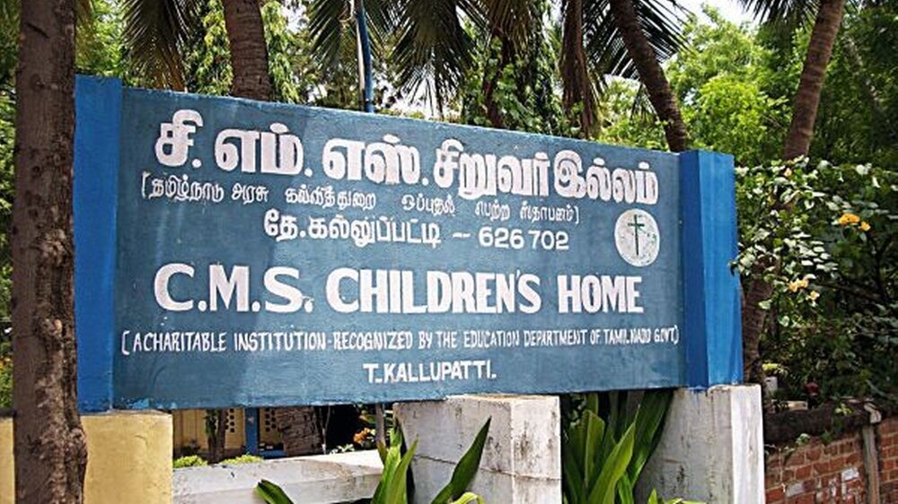 Eine Heimat für Kinder: Das Schild am Eingang zum Weisenheim des Christian Mission Service (CMS) in Kalluppatti/ Südindien.