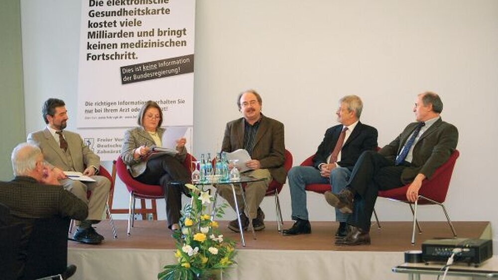 Diskutierten über das Mammut-Projekt Elektronische Gesundheitskarte: Dipl.-Informatiker Thomas Maus, FDP-MdB Sabine Leutheusser-Schnarrenberger, Moderator Detlev Borchers (Heise- Verlag), FVDZ-Bundesvorsitzender Dr. Karl-Heinz Sundmacher und Chirurg Dr.
