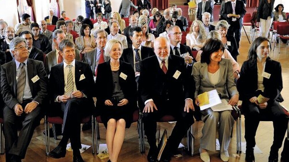 Gute Stimmung zum 25-jährigen Jubiläum (v.l.n.r.): Dr. Michael Rumpf, Dr. Dietmar Oesterreich, Prof. Dr. Brita Willershasuen, Sanitätsrat Dr. Helmut Stein, Malu Dreyer