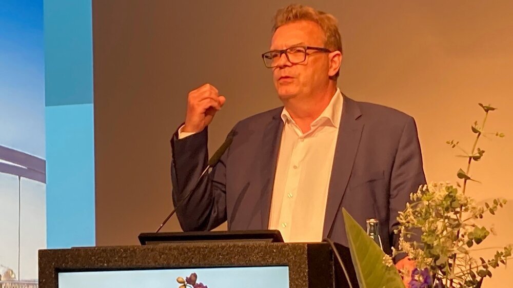 Prof. Dr. Christoph Benz, Präsident der Bundeszahnärztekammer, wies in seiner Begrüßung auf die zahlreichen Schnittmengen von Medizin und Zahnmedizin hin. Er betonte die besonderen Herausforderungen in der Alterszahnmedizin, die sich aus der aktuell veröffentlichten Pflegestatistik ergeben: „Immer älter, immer multimorbider und immer seltener in der Pflegeeinrichtung. Nur noch einer von sechs Pflegebedürftigen ist in einer Einrichtung – das fordert uns in ganz besonderer und eben auch medizinischer Weise“.