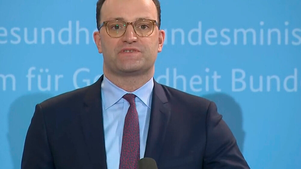 „Uns bestätigt die Analyse der EMA in unserem Vorgehen", betonte Bundesgesundheitsminister Jens Spahn gestern Abend auf einer Pressekonferenz. "Es war richtig, die Impfung mit AstraZeneca vorsorglich auszusetzen, bis die auffällige Häufung der Fälle