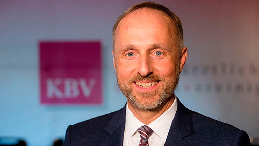 Dr. Stephan Hofmeister ist der neue erste stellvertretende Vorstandsvorsitzende. Er vertritt den hausärztlichen Bereich und wechselt von der KV Hamburg, wo er stellvertretender Vorstandsvorsitzender war, zur KBV nach Berlin.