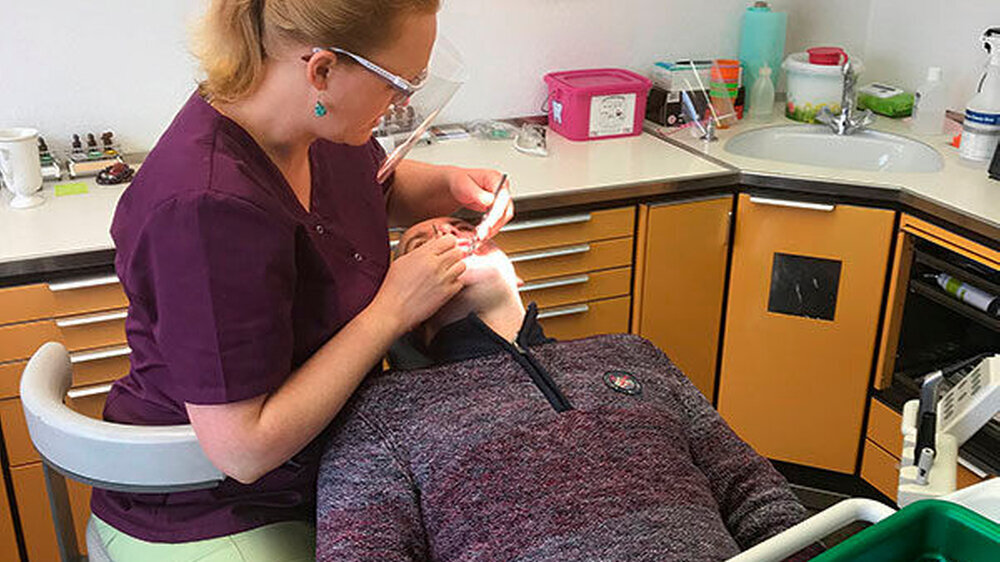 „Die deutschen Patienten sind meiner Meinung nach hinsichtlich der Mundgesundheit und eigener prothetischer Versorgungen viel aufgeschlossener als die Briten.“