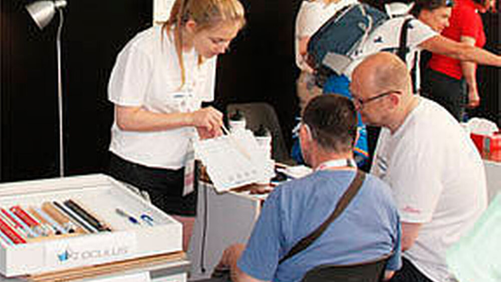 Bei „Opening Eyes – Besser sehen“ erhielten die Athleten nach dem Augencheck eine Brille. |